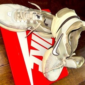 Women NIKE V2K RUN size 9 Women 7.5 men